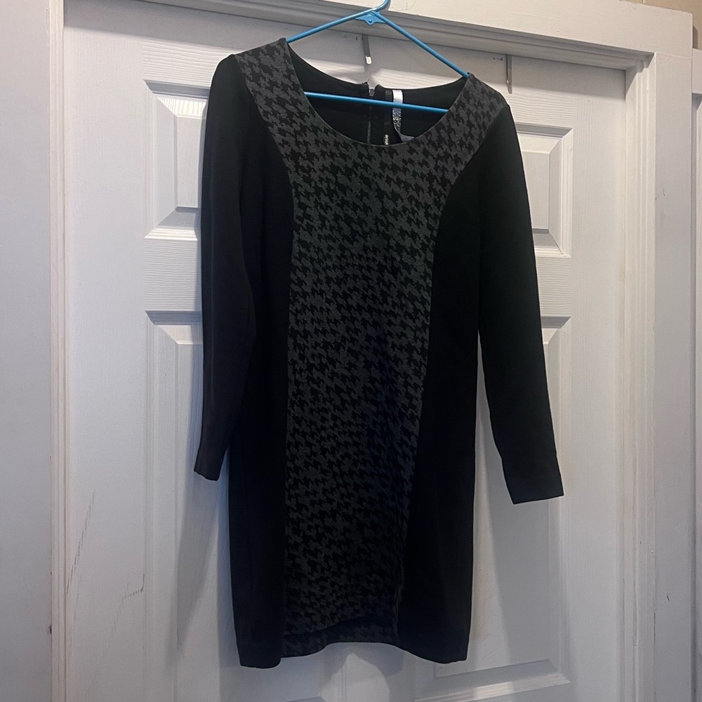 Kensie Black and Grey Long Sleeved Dress.